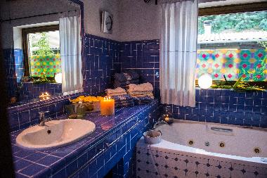 GROSSES BAD MIT MASSAGEWANNE