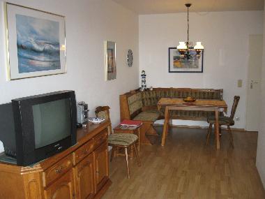 Wohnzimmer mit Essecke und Flach-TV