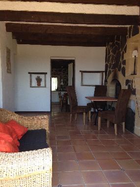 Wohnzimmer mit Kamin 