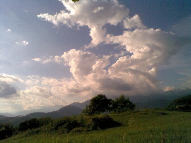 Blick auf die H�gel und die Wiese des Grundst�cks