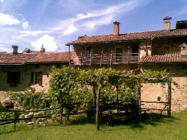 Holztisch und Pergola