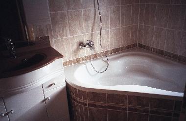 Badezimmer mit Eckbadewanne
