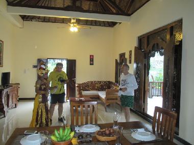 Erste G�ste kurz vor der Legong-Auff�hrung