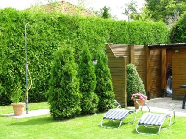 Gartensauna mit Dusche, Liegen usw. hinter der Ferienwohnung f�r alle Urlaubsg�ste