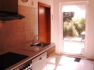 Teilausschnitt von der K�che mit Geschirrsp�lmaschine usw.