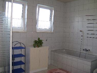 Badezimmer m. Dusche, Wanne, Toilette, Waschmaschine, Trockner, Badmbel