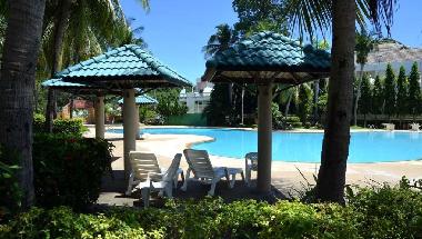 Sonnenschirme und -liegen