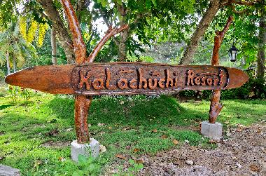 Der Eingang zum Kalachuchi Beach Resort, vorbei am Fischteich