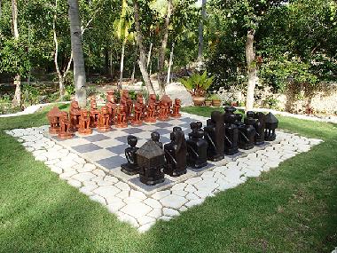 Die grossen, handgeschnitzten Schachfiguren im Kalachuchi Beach Resort