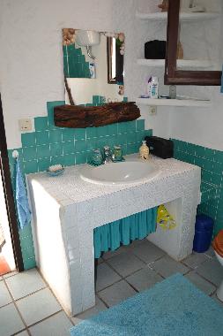 Auch hier wieder Ginepro Holz, das gemauerte Waschbecken mit dem einzigartigen Stil Sardiniens.