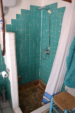 Die aussergew�hnlich sch�ne Dusche, mit Natursteinboden und Ginepro Holz (Wachholder).