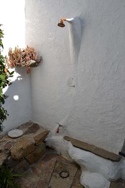 Die Aussendusche, hier kann man wunderbar duschen, ohne gesehen zu werden. Sie befindet sich direkt 