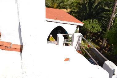 Blick von der Dachterrasse auf die �berdachte Terrasse und den wundervollen Garten.