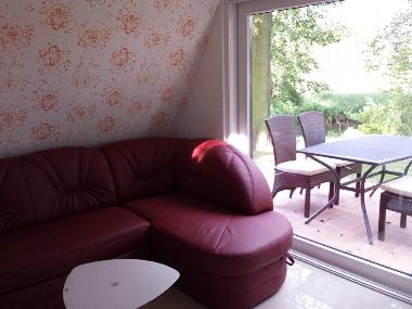 Orange House - Wohnbereich mit Blick auf die Terrasse