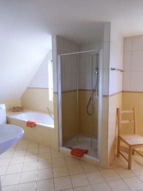 Bad mit Dusche, Wanne, 2 Waschb, WM, TR, WC getrennt