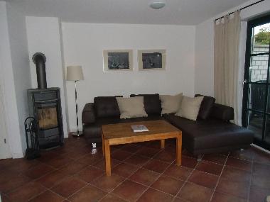 Wohnzimmer mit neuer hochwertiger Ledercouch, Flach-TV gegenberliegende Wand