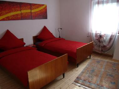Schlafzimmer im Obergeschoss, 1 gro�es Zustellbett und 1 Kinderbett  k�nnen zus�tzlich aufgestellt w