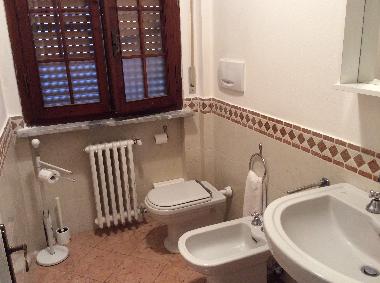 separates WC und Waschbecken