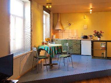 Die Kuche mit dem Esstisch