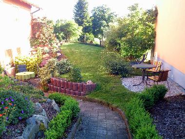Blick vom Tor in den Ferienwohnungsgarten