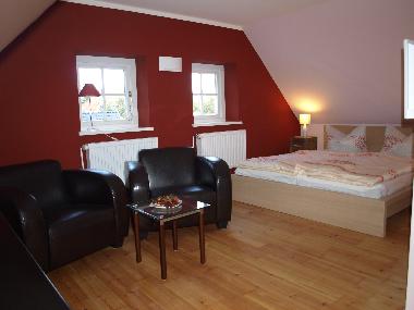 Wohn-Schlafraum im OG mit TV Sitzecke