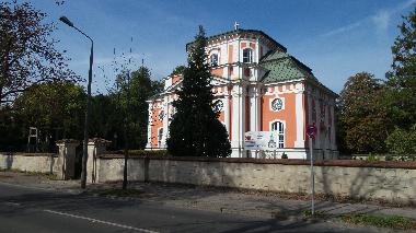 gegen�berliegender Park mit Barockschlo�kirche