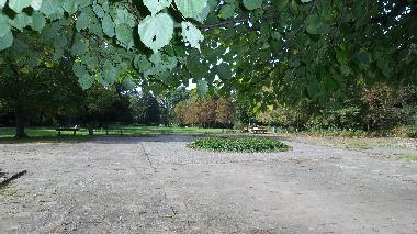 Schlo�park mit ausgedehnten Wanderwegen