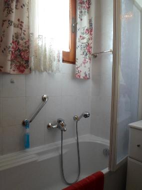 Wannenbad mit Duschkopf
