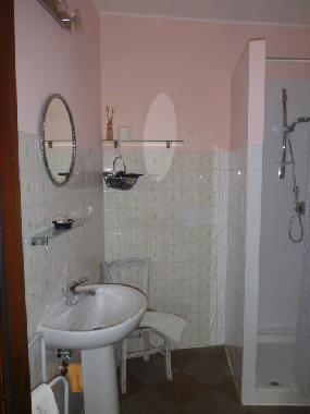 das 2. Bad mit Dusche, Waschtisch und WC