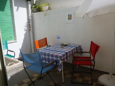 Ihre kleine Terrasse, auch ein W�schest�nder ist da.