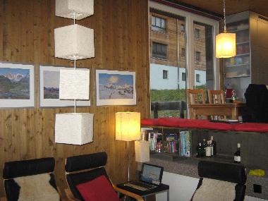 Lounge mit erhöhtem Esstisch und Küche (Steamer/Geschirrspüler).