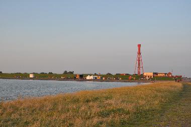 Badestrand und Strandhall mit Leuchtfeuer