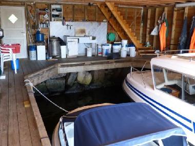 Bootshaus mit Fischreinigungsplatz