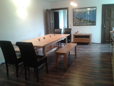 Gemeineschaftszimmer mit grossem Tisch