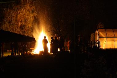 Traditionelles Osterfeuer auf Hof Tschenbonnen