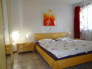 EG: Hlsta Schlafzimmer mit groem Schrank und TV