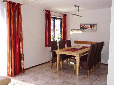 Groer Esstisch mit sechs Ledersthlen