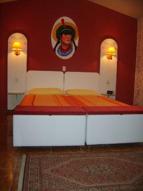 Zimmer (1) mit Ehebett