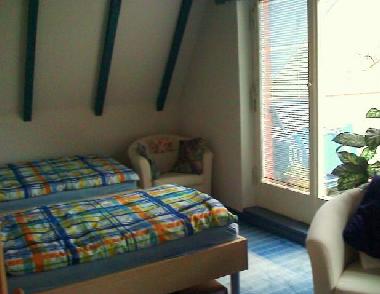 untere Schlafzimmer f�r 2 Personen, Zusatzschlafcouch bei Bedarf f�r 2 Personen, Zugang zur Terrasse