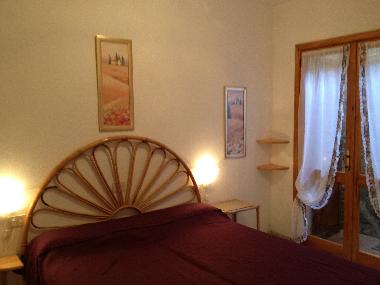 Schlafzimmer mit Doppelbett 