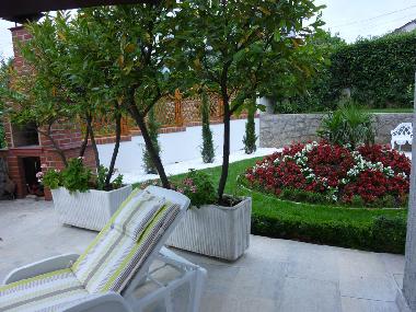 Hauspark mit Grillterasse