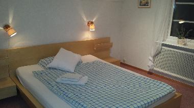 OG: Schlafzimmer mit Bett 160 x 200 cm