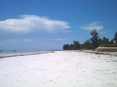 der traumhafte Sandstrand am Galu Beach