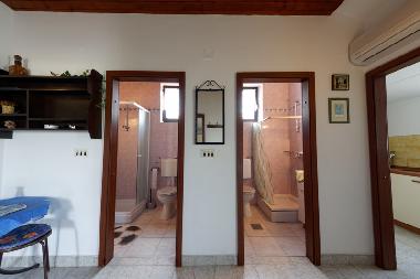  Fluhr  mit  Blick auf die 2 x Dusche/WC