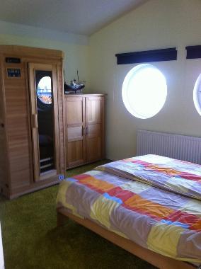 Grsste Schlafzimmer mit Doppelbett und infra-rot Sauna, angrensende Badezimmer