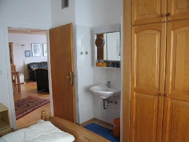 in beiden Schlafzimmern Waschplatz mit Spiegelschrank