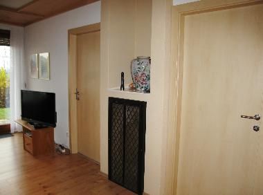 groer Flachbildfernseher mit Satellitenprogramm