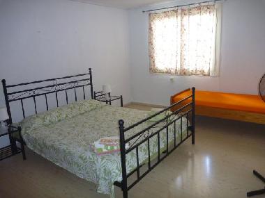 Schlaffzimmer mit Doppelbett