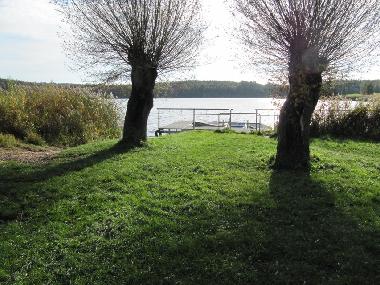 Badeplatz mit Bootssteg und Seezugang