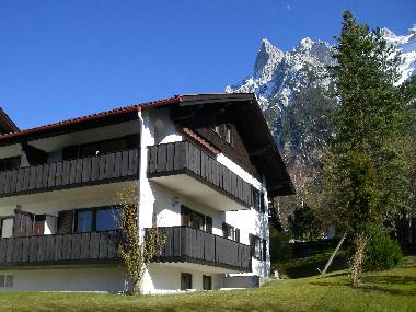 Das Haus vor dem Karwendel, zur Wohnung gehrt der obere Balkon